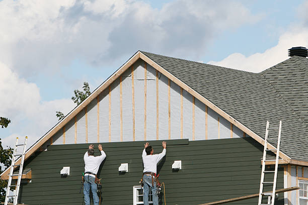Professional Siding technician working in Lake Bluff, IL